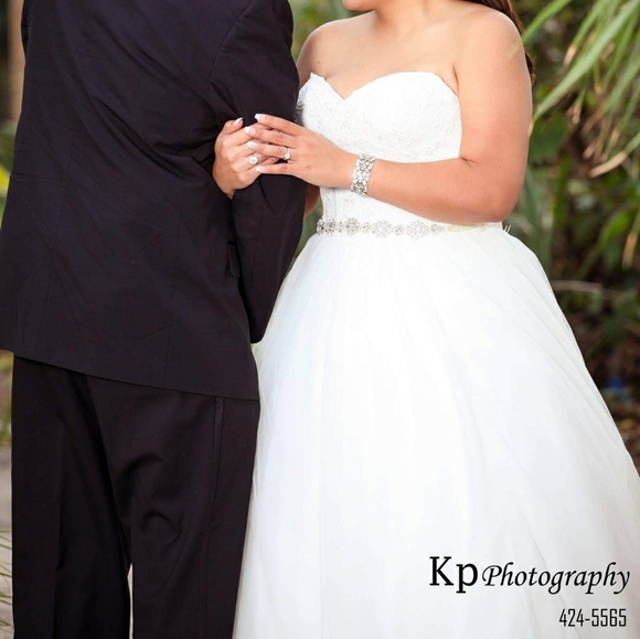 Wedding dress - Picture 2 of 3